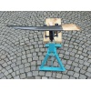 Dengelstock mit Amboss und Sensenblatt Dengelstock mit Amboss und Sensenblatt